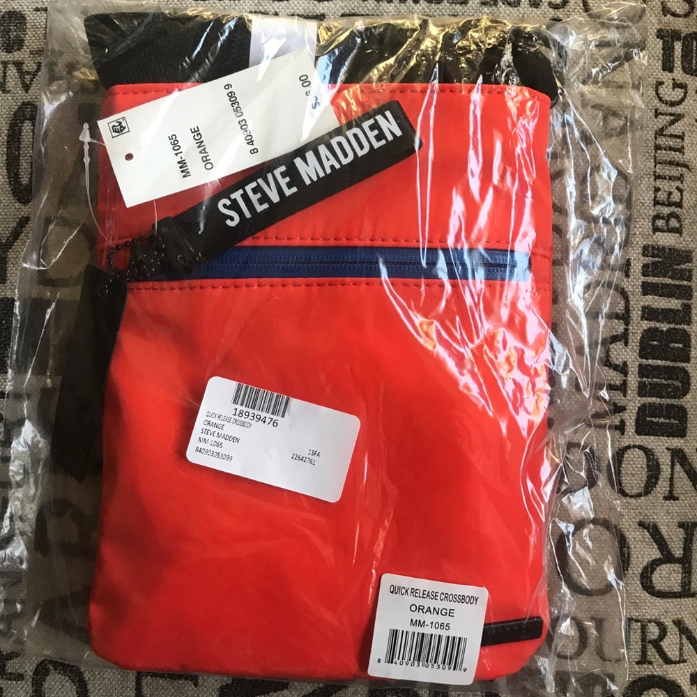 Men’s Steve Madden Quick-Release Cross Body Bag - Picture 4 of 5